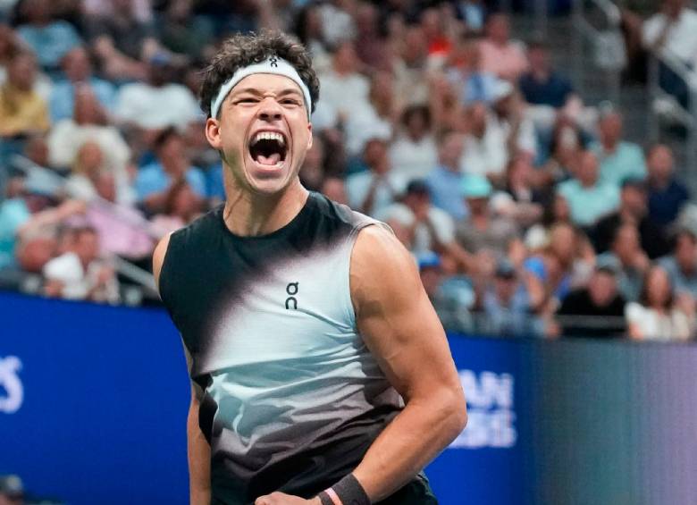 Ben Shelton celebra su clasificación a la final del US Open tras derrotar a su compatriota Frances Tiafoe y buscará el primer título estadounidense en 23 años. FOTO: X-US OPEN