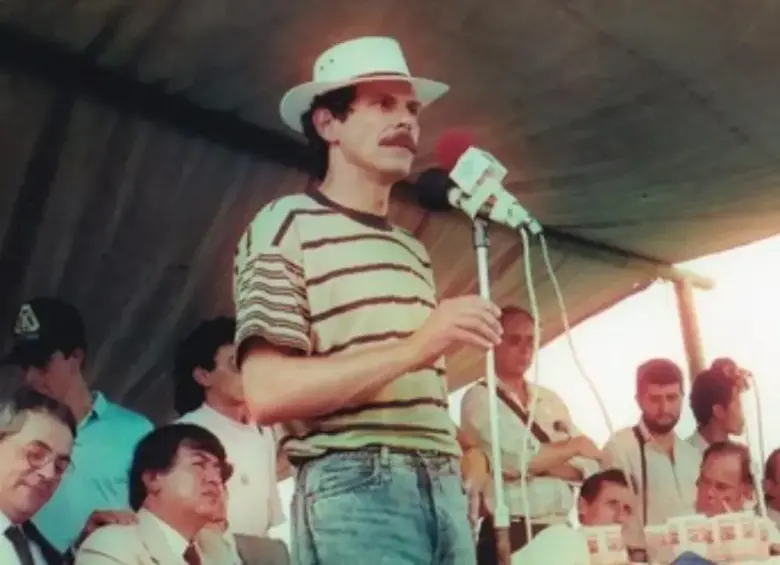 <b>Carlos Pizarro lució el sombrero durante el proceso de desmovilización y entrega de armas del M-19, en marzo de 1990. Foto Colprensa. </b>