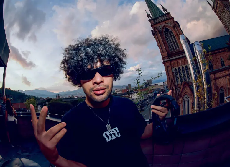 En estos 10 primeros años de carrera Sr. Pablo lanzó tres discos Aspectos (2016), PABLO (2021) y REFLEJOS (2025). Con Salió el Sol celebra una década de vida musical FOTO CORTESÍA ALEJANDRA RODRÍGUEZ VÉLEZ. 