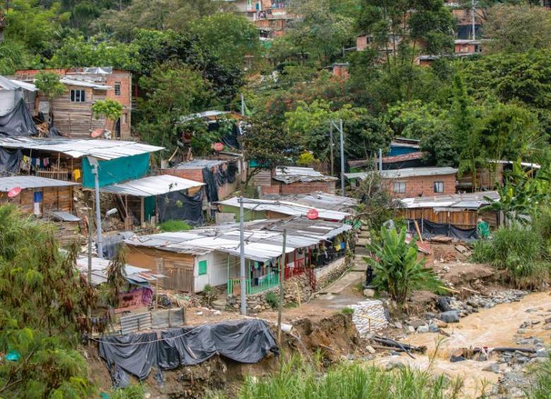 Las casas las han construido casi sobre la quebrada. Foto: Carlos Velásquez. 