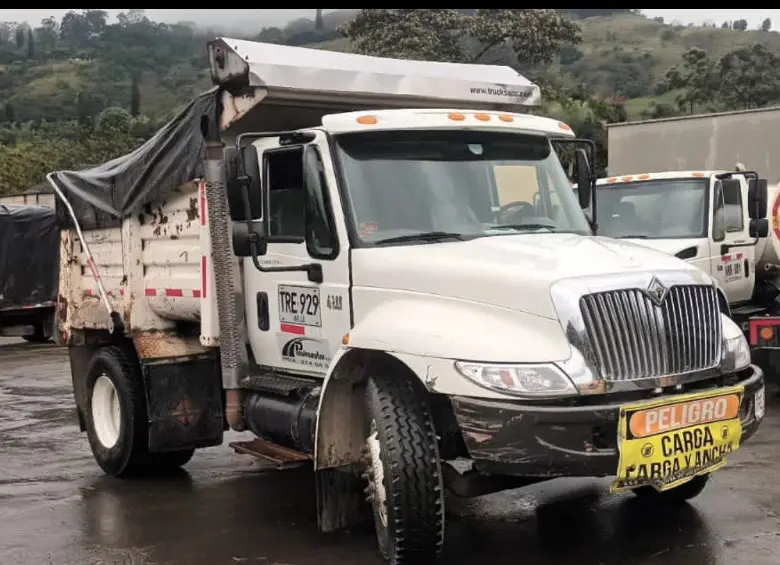 Esta fue la otra volqueta que se robaron los presuntos integrantes del Clan del Golfo en la vereda La Oculta, de Támesis. FOTO: CORTESÍA
