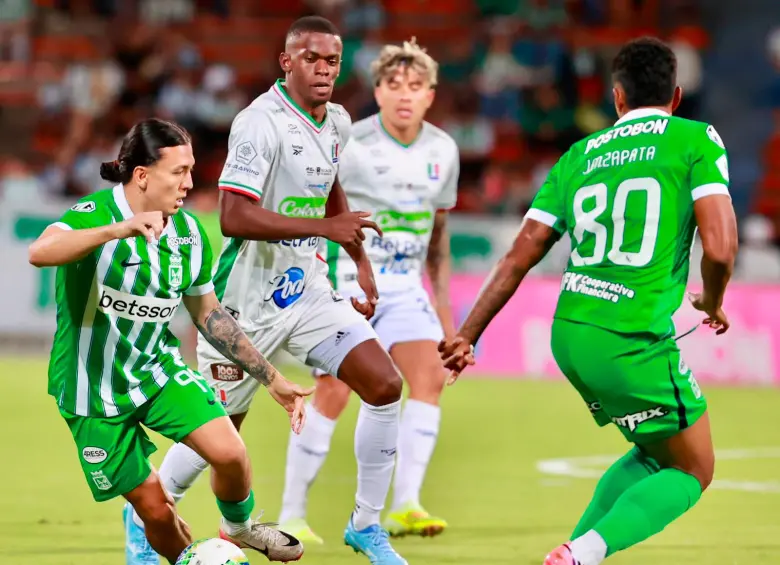  Ian Poveda (balón) hizo su debut con Nacional. FOTO: MANUEL SALDARRIAGA