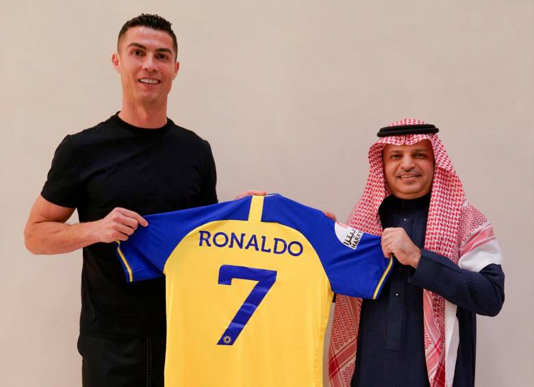 Cristiano Ronaldo durante su presentación como nuevo jugador del Al Nassr de Arabia Saudita, club que le hizo un jugoso contrato. El futbolista portugués tendrá nuevamente el dorsal número 7. FOTO efe