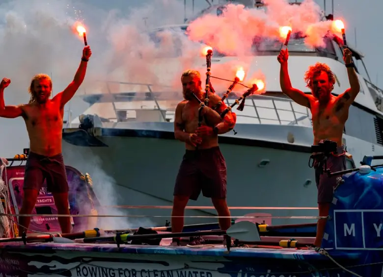 Los hermanos Maclean tras llegar a Australia luego de salir en su embarcación desde Perú. Foto. Instragram Maclean 