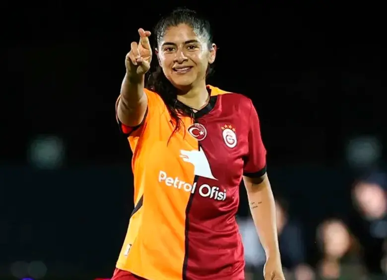 Catalina Usme celebrando uno de los dos goles que marcó con el Galatasaray durante su paso por ese equipo de Turquía. FOTO TOMADA @kadinfutbolGS