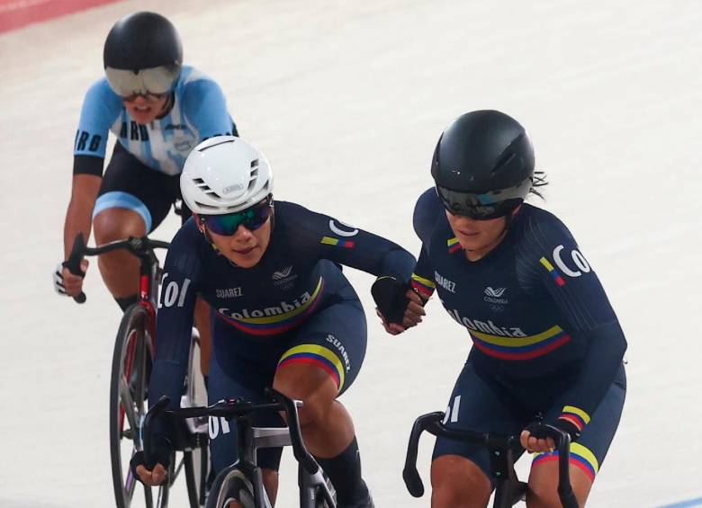 Lina Hernández (izquierda) ganó cuatro preseas en los Juegos, tres de ellas en ciclismo de pista. En la mádison ganó junto a Elizabeth Castaño. FOTO: PANAM SPORTS