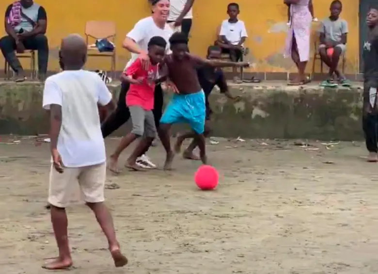 Imágenes tomadas del video compartido en las redes sociales de Matheus jugando con los niños del Chocó. FOTO PANTALLAZO DE X