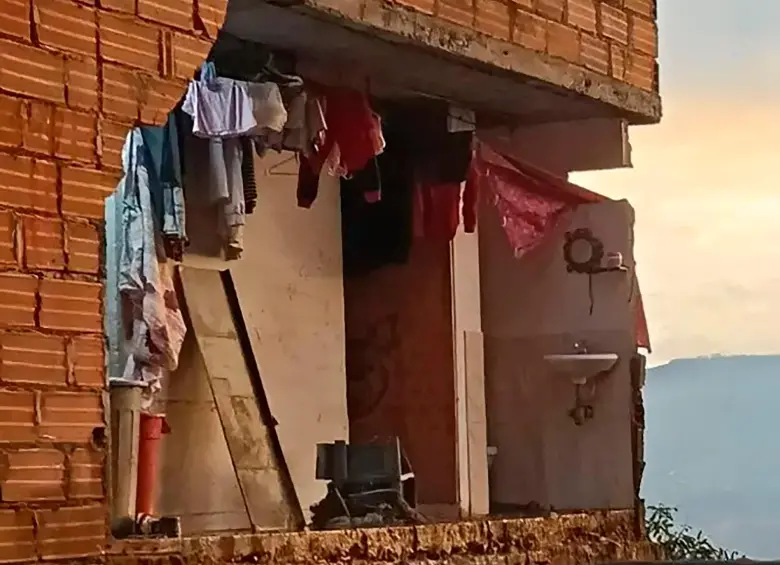 El colapso de este muro en el barrio Manrique Las Granjas provocó la muerte del niño Sebastián Jesús Valencia Valencia, de 5 años. FOTO: CORTESÍA