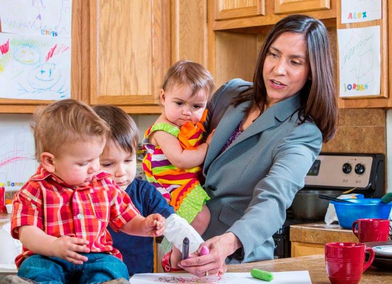 La informalidad laboral en mujeres aumenta significativamente con el número de hijos, alcanzando su punto más alto en madres con más de tres. FOTO: GETTY