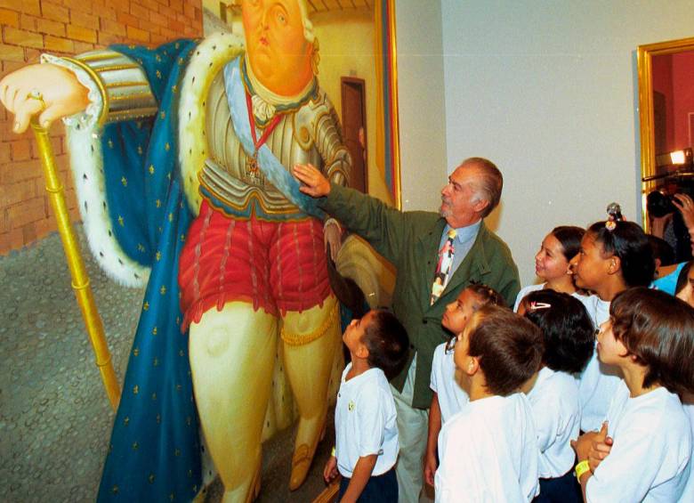 El maestro Fernando Botero aprovechó una de sus tantas visitas al Museo de Antioquia, del que fue su gran benefactor, para compartir su arte con los niños. LFoto: Donaldo Zuluaga