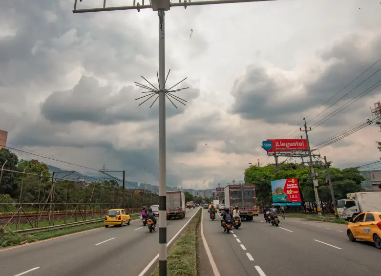 Estas dos cámaras, en el sector de Ideo, entre los puentes de La Aguacatala y El Pandequeso, es la que más sanciones ha registrado. En su mayoría son por pico y placa. FOTO: ESNEYDER GUTIÉRREZ CARDONA