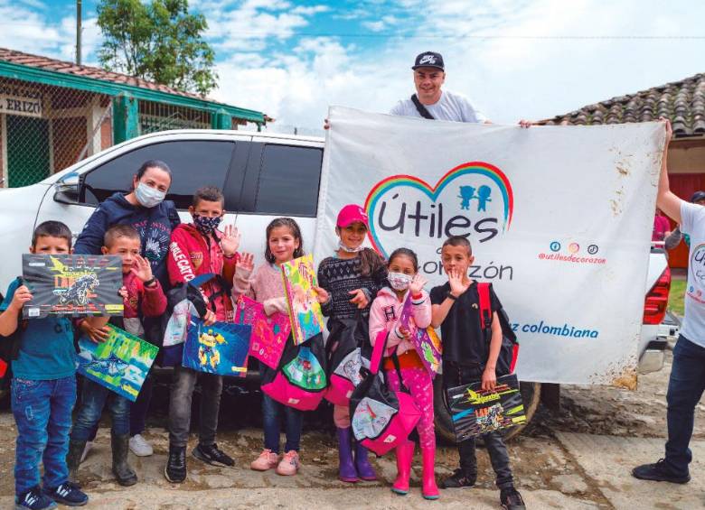 Útiles de Corazón es una de las iniciativas más sostenidas en el tiempo. Durante 18 años han recolectado toda clase de textos escolares para ayudar a los niños de poblaciones vulnerables. FOTO CORTESÍA
