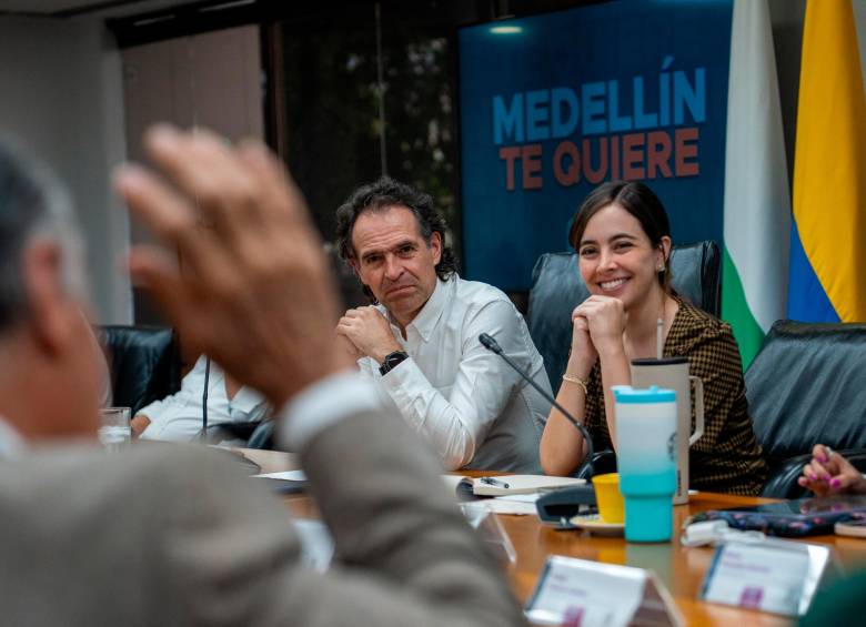 Verónica Suárez en su trabajo como secretaria privada del alcalde Federico Gutiérrez. FOTO Cortesía Alcaldía de Medellín