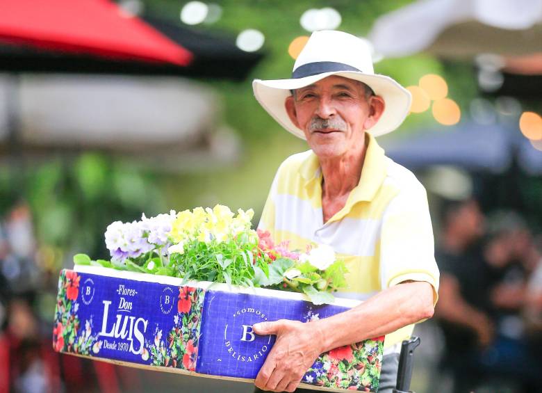Don Luis es un vendedor de flores del sector Provenza. Él hace parte de los 9,3 millones de trabajadores cuenta propia en Colombia. FOTO esneyder guitiérrez