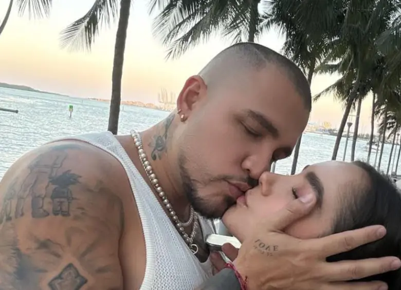 Jessi Uribe y Paola Jara revelaron su embarazo en un video grabado a bordo de su avión privado, donde mostraron imágenes de la ecografía. FOTO tomada de Instagram @paolajarapj