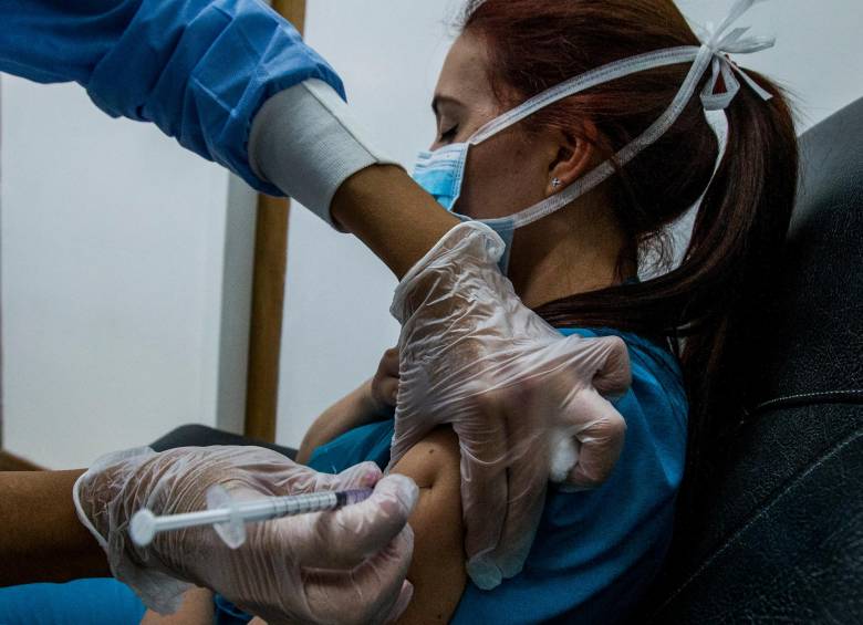 En la primera semana de vacunaciones en Colombia la cifra de 33.140 es mínima en comparación con toda la población por vacunar. FOTO JULIO CESAR HERRERA