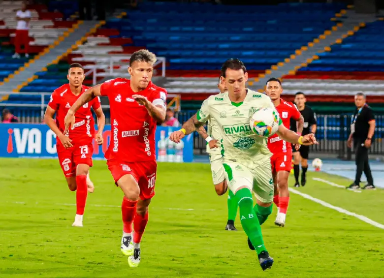 El centrocampista Neyder Moreno (derecha), en la imagen con Rafael Carrascal, viene siendo uno de los jugadores desequilibrantes en Bucaramanga. FOTO X-Bucaramanga