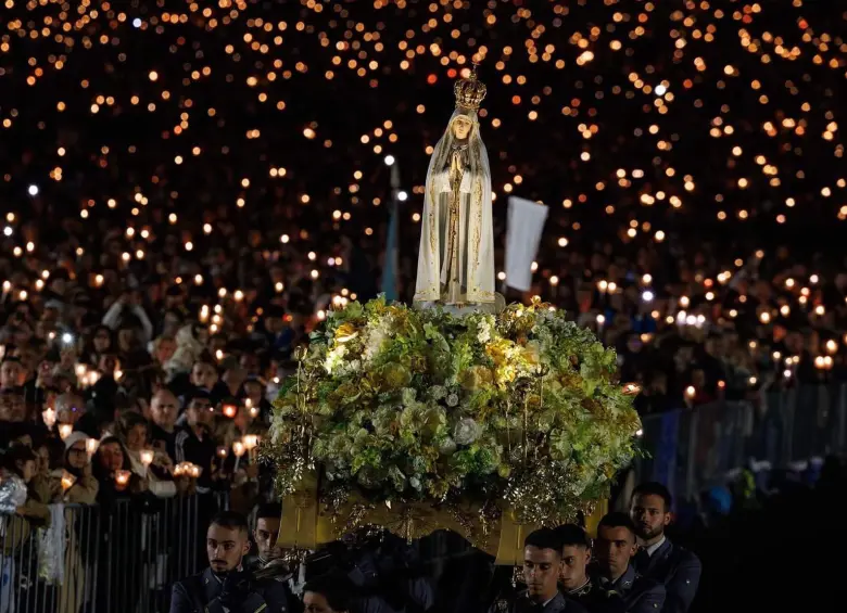 Fieles participan en la vigilia en honor a la Virgen de Fátima, en una noche marcada por la oración y la luz de las velas. Foto: Fatima shrine