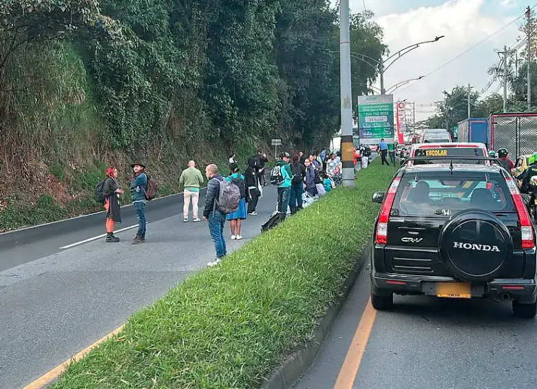 El accidente con las dos víctimas se registró entre los sectores Pan de Azúcar y Cafetal, en jurisdicción de Sabaneta. Fallecieron los dos ocupantes de una moto. FOTO: CORTESÍA