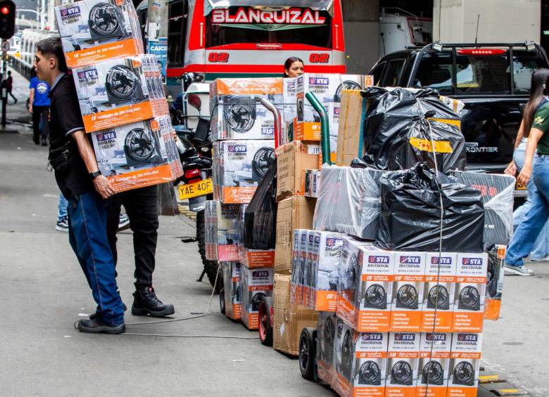 Los cargadores del Centro en estos días andan muy ocupados llevando los pedidos de ventiladores a los locales de El Hueco. FOTO: Julio Herrera.