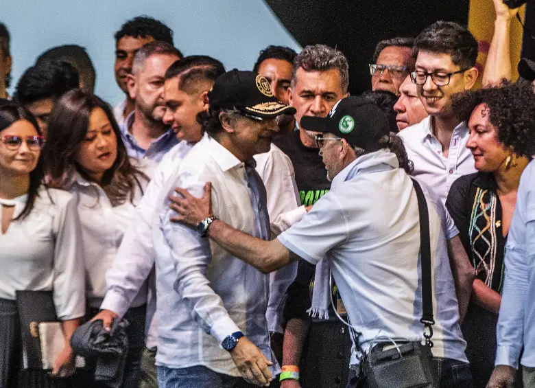 En junio del año pasado, el presidente Gustavo Petro realizó un evento en La Alpujarra en el que subió a los jefes de combos a una tarima. FOTO: El Colombiano