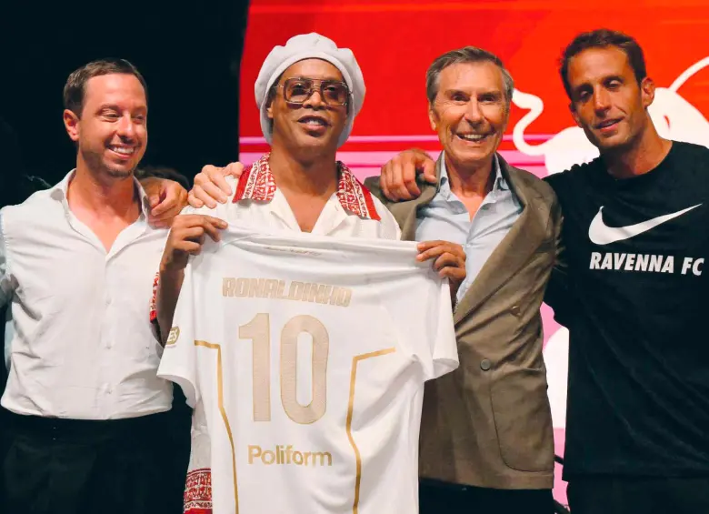 Ronaldinho en la presentación de su nuevo club. Como él, Juan Sebastián “Brujita” Verón y René Higuita, algunos de los jugadores que volvieron del retiro. FOTO GETTY