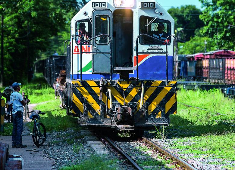 Diferentes modos de transporte que tienen los habitantes de Puerto Berrío para movilizarse, utilizando la vía férrea existente. FOTO Edwin Bustamante Restrepo.