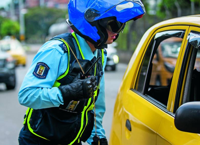 Agente de Movilidad realizando un control en una de las vías de la ciudad. Foto: Julio César Herrera Echeverri