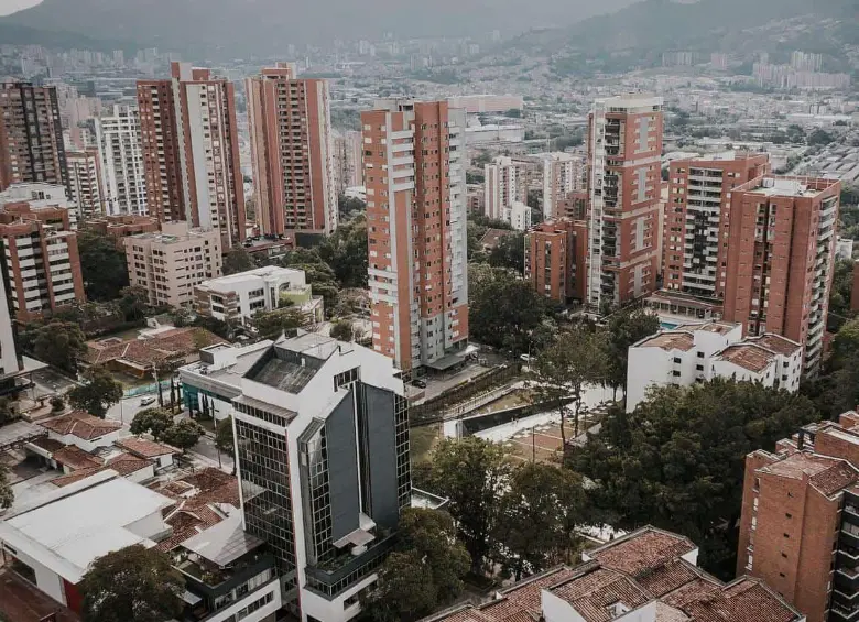 Vista aérea de Medellín con alta densidad de edificios residenciales y escasos espacios verdes, ilustrando el déficit de espacio público por habitante en la ciudad. Foto: Alcaldía de Medellín