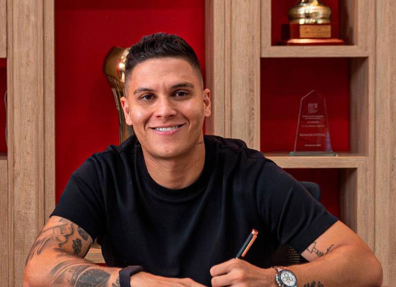 Juan Fernando Quintero ya es oficialmente jugador del América de Cali. FOTO: Tomada de X @AmericadeCali