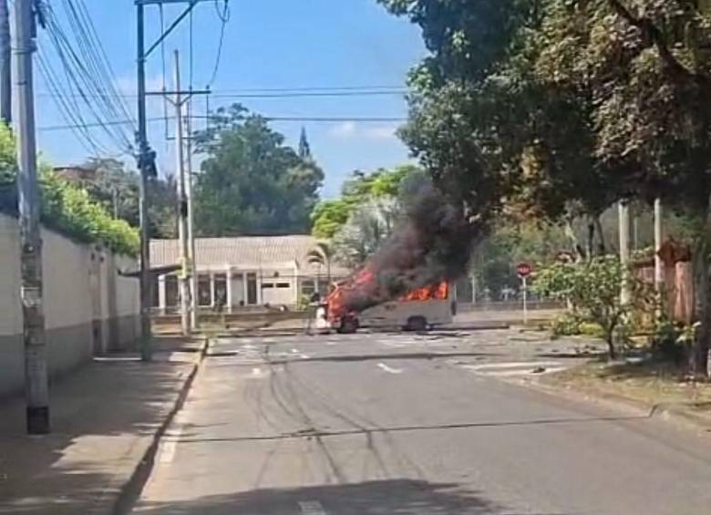 Carro bomba en Cali cerca del Cantón Pichincha. Foto: tomada de redes sociales
