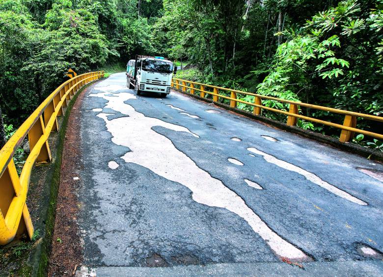 La vía que conecta a las dos principales ciudades de Colombia: la autopista Medellín-Bogotá, tiene más de 100 huecos de todas las dimensiones en el tramo El Santuario/Caño Alegre. FOTO Esneyder Gutiérrez Cardona.
