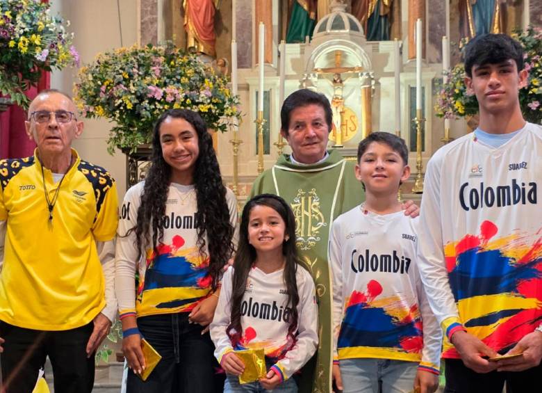 Antonella Puyo, Antonia Ramírez, Nicolás Arteaga y Matías Rubiano, entre los pilotos que estuvieron en la eucarístia en Sabaneta previo al viaje a Australia. FOTO: CORTESÍA