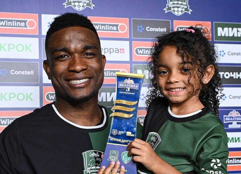  Jhon Córdoba tiene contrato con el Krasnodar hasta 2027. El jugador colombiano, quien celebra con su hija, espera ser llamado a la Selección Colombia. X-KRASNODAR