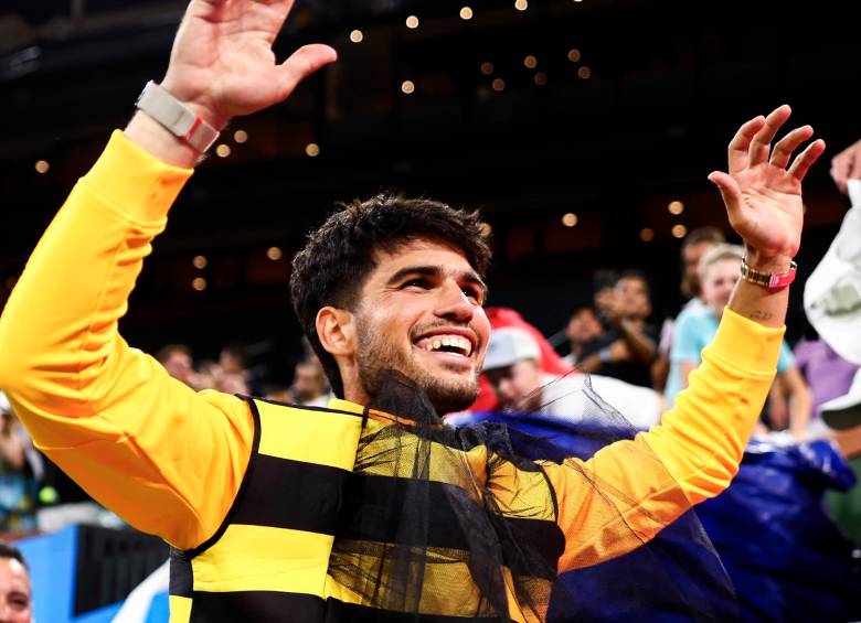 Tras sellar su clasificación a semifinales en el Indian Wells Masters, Carlos Alcaraz celebró con humor junto a los aficionados al aparecer vestido de abeja, recordando el curioso episodio del enjambre que frenó su duelo ante Alexander Zverev en 2024. FOTO @BNPPARIBASOPEN