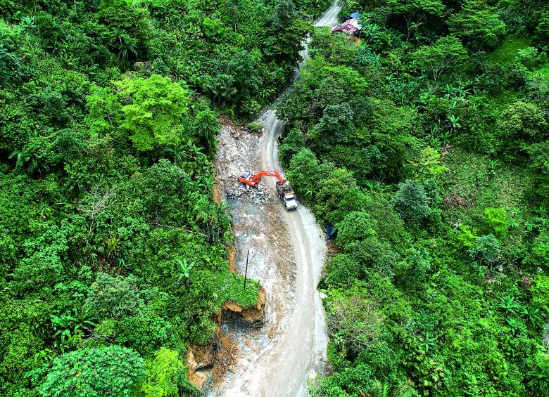 Fase tres de las obras de construcción de la vía que comunica a Quibdó, capital de Chocó en el occidente de Colombia con el municipio de Ciudad Bolívar en Antioquia. FOTO Esteban Vanegas Londoño.