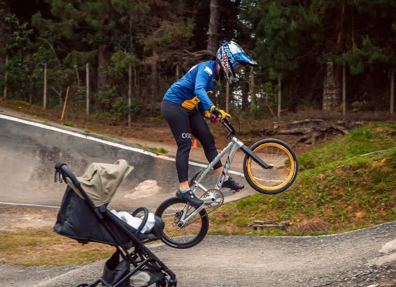 Bajo la mirada de Théo, Mariana Pajón desafía de nuevo los obstáculos de la pista, motivada por el deseo de demostrar que la maternidad potencia la fuerza de una campeona. FOTO CORTESÍA Felipe Cano @pipecano_photo
