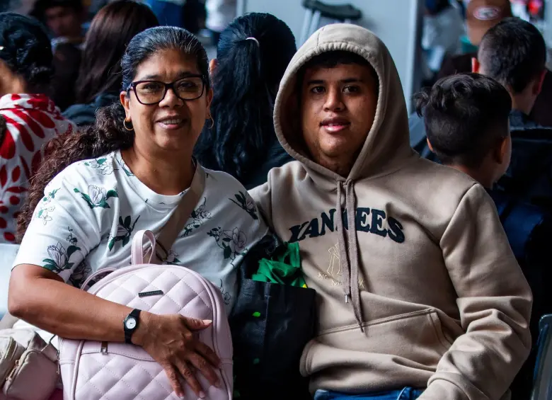 Luis Miguel Collazos fue diagnosticado con neurofibromatosis tipo 1 después de 14 años de ir de hospital en hospital junto a su madre, Margot Montalvo. FOTO: Julio César Herrera