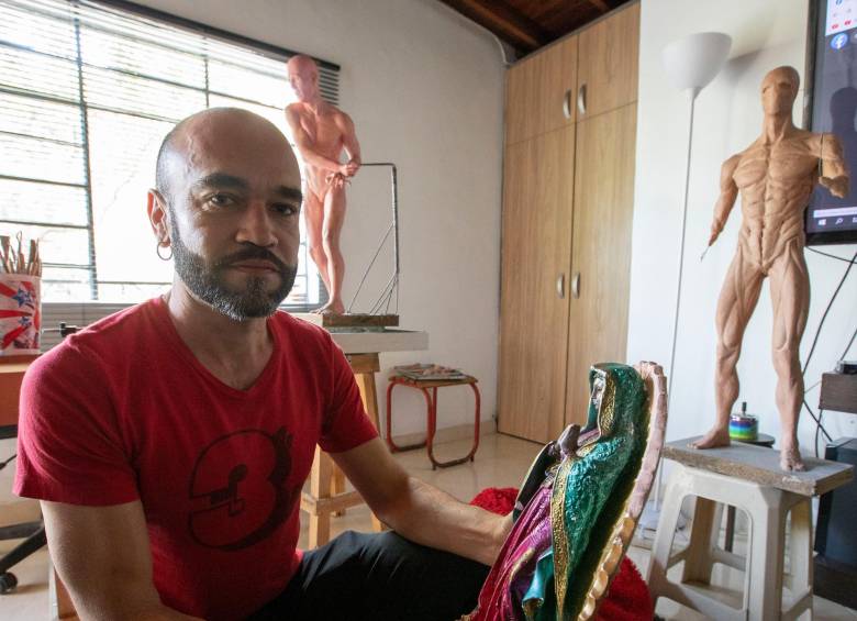 Julio Ruiz Pereira hace y repara imágenes religiosas. Tiene su taller en Envigado. FOTO Edwin bustamante.