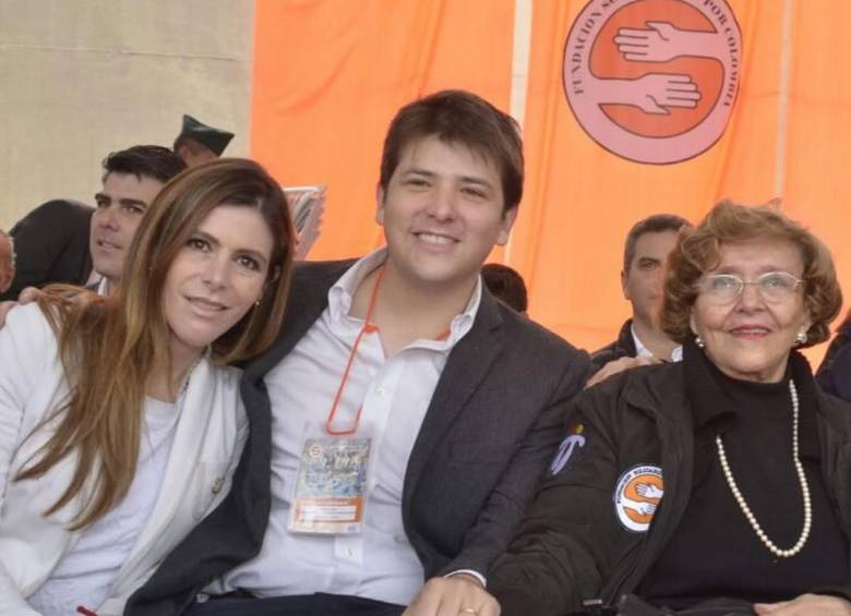 María Claudia Hoyos, Miguel Uribe Turbay y su abuela, Nydia Quintero de Balcázar en un evento de la fundación Solidaridad por Colombia. Imagen tomada de Instagram personal de María Claudia Hoyos. 