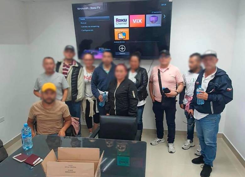 Este es el grupo de diez colombianos que fueron rescatados la semana pasada en el estado de Sonora, este lunes reportaron la liberación de otros 18 connacionales. FOTO: CORTESÍA FISCALÍA DE SONORA