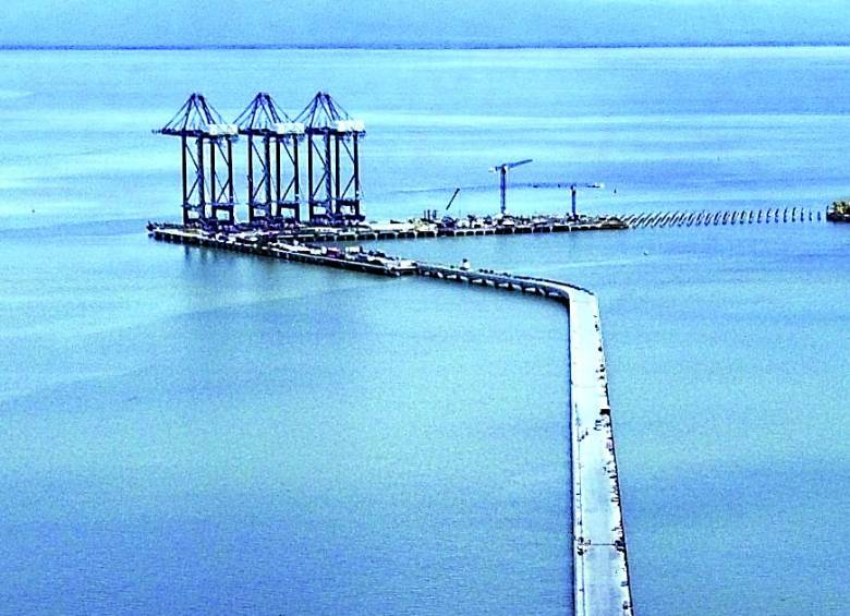 Tres Mega grúas fueron instaladas para avances de las obras en Puerto Antioquia en Urabá. FOTO Manuel Saldarriaga Quintero.