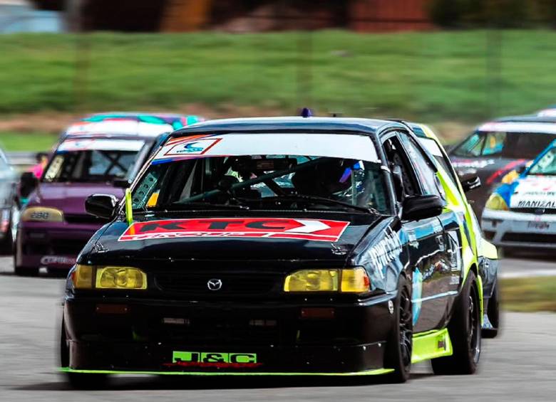 Daniel Pajón impone talento en el automovilismo. Junto a Miguel Pérez, Santiago Toro y Diego Galvis alcanzaron el sueño de ganar las 6 Horas de Bogotá. FOTO CORTESÍA TC 2.000