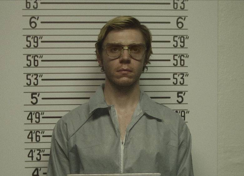 Con actuaciones impactantes y una narrativa escalofriante, Monstruo: La historia de Jeffrey Dahmer se ubica como la quinta serie más vista de Netflix. FOTO: Cortesía Netflix