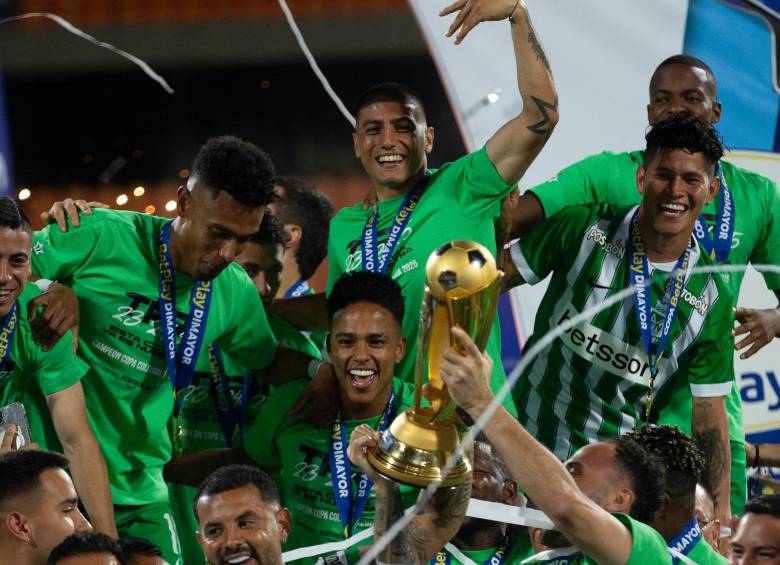 En una noche cargada de tensión, pasión y el fervor inigualable del fútbol antioqueño, Atlético Nacional se consagró campeón de la Copa BetPlay tras derrotar 1-0 al Independiente Medellín. Foto Camilo Suárez