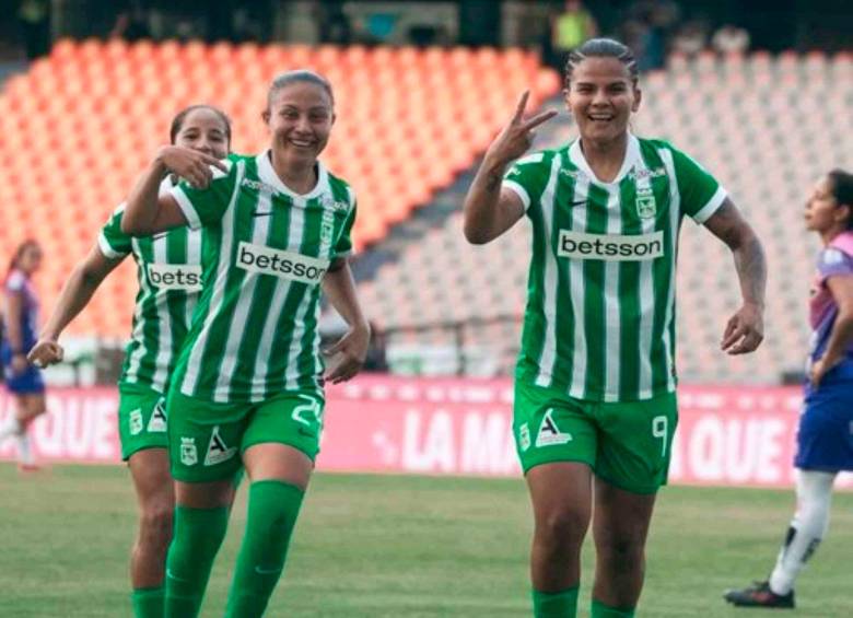 Manuela González celebra con sus compañeras de Atlético Nacional el primer gol de la temporada en el triunfo 3-0 ante Fortaleza. FOTO CORTESÍA ATLÉTICO NACIONAL 