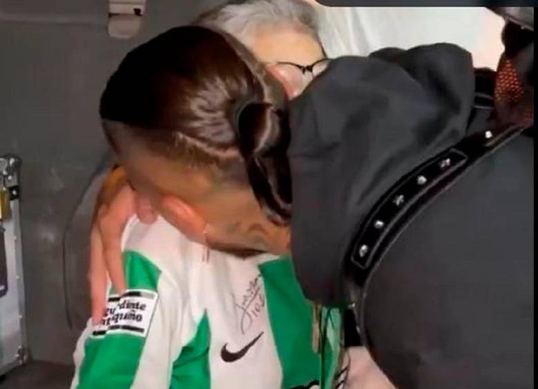 Chicho Arango y el afectuoso abrazo con su abuela tras anotar su primer gol con Nacional. FOTO IMAGEN TOMADA DE X