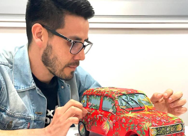 Harold Rubio y su modelo de Renault - 4 hecho con plastilina. FOTO Colprensa