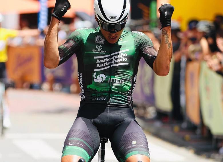 Jhonatan Restrepo, corredor del Orgullo Paisa, ganó la segunda etapa de la Clásica de El Carmen de Viboral y volvió a celebrar en territorio antioqueño. FOTO CORTESÍA ORGULLO PAISA