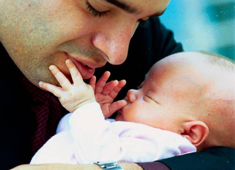 Los padres, si se aprueba el artículo sobre la licencia, tendrían doce semanas de licencia para estar con sus hijos. Foto: Archivo. 